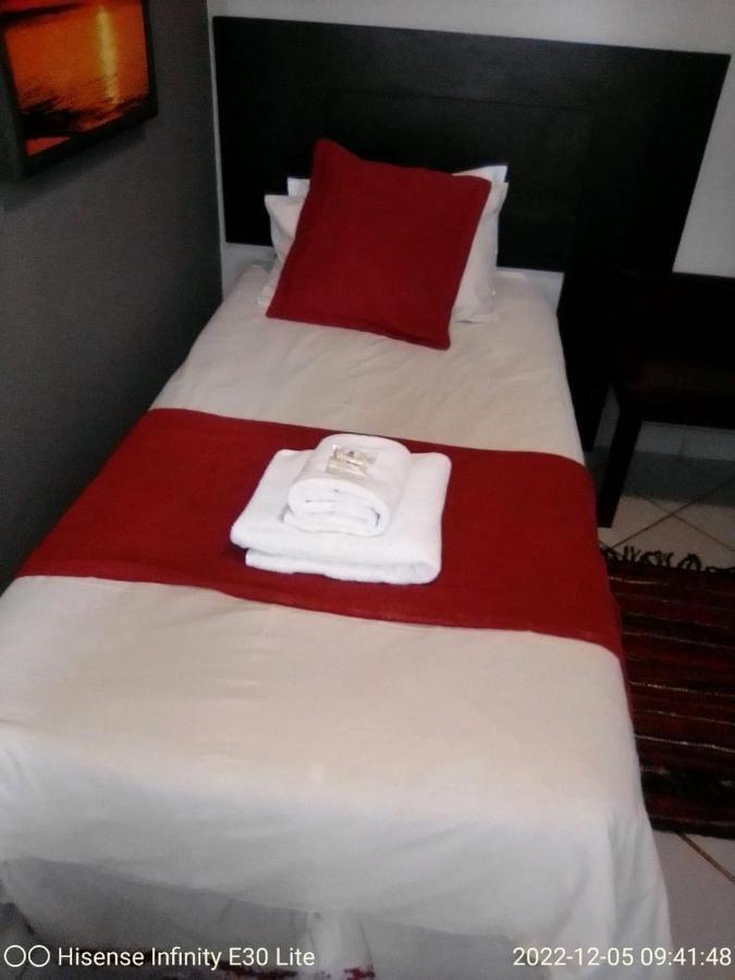 Rustenburg Guesthouse מראה חיצוני תמונה
