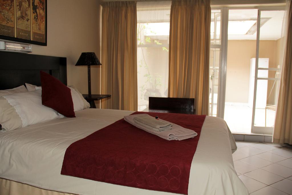 Rustenburg Guesthouse מראה חיצוני תמונה